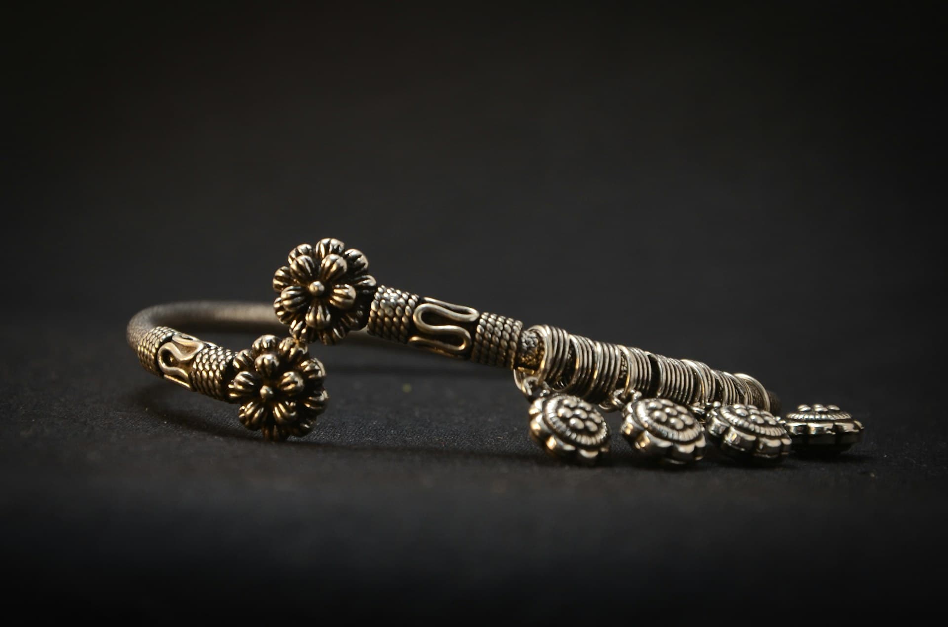 Bracelet, macro detail shot - jewellery e-commerce photos