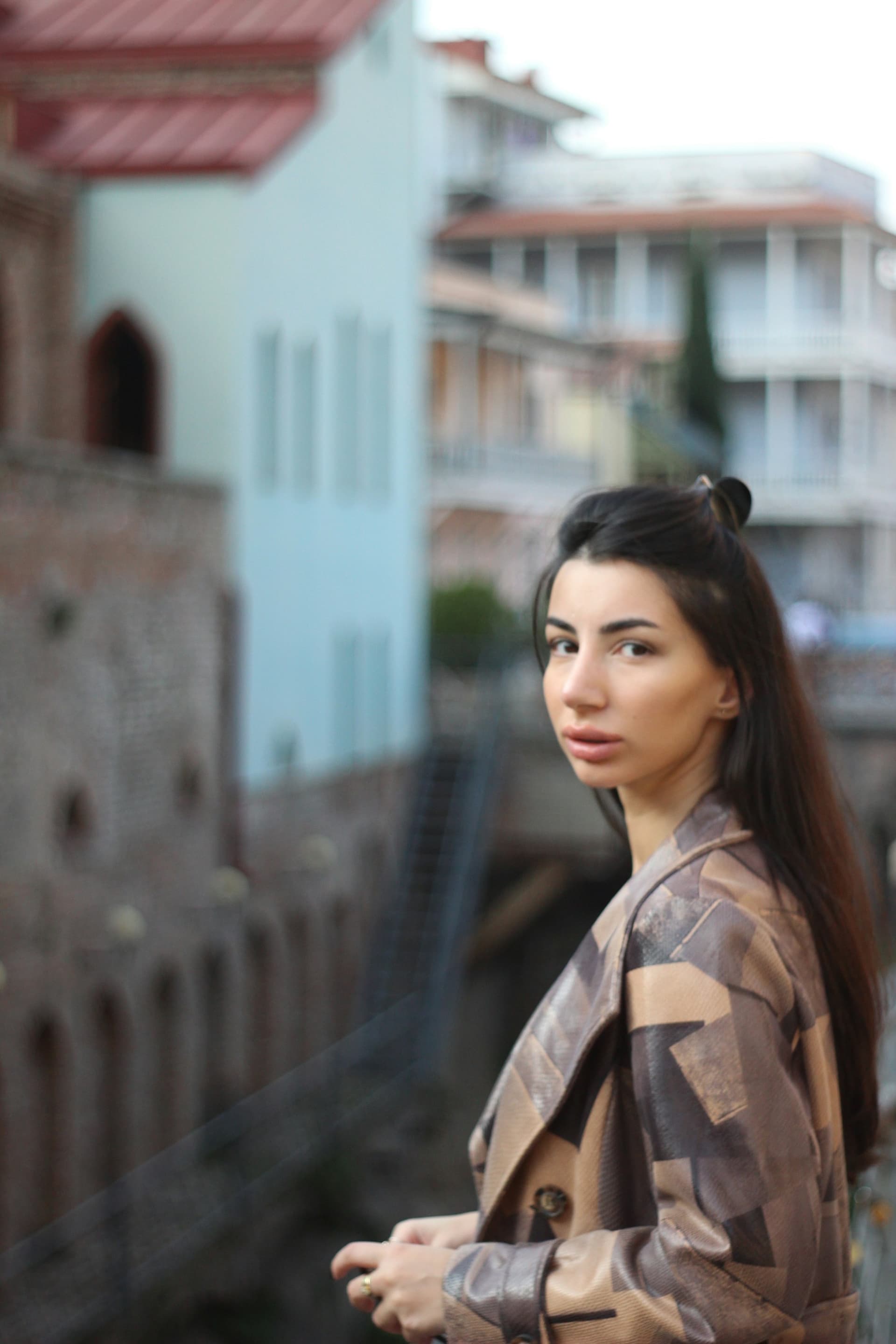 ფოტოსესია თბილისში - პორტრეტი ძველი ქალაქის ფერად ფასადებთან, Emma Studio
