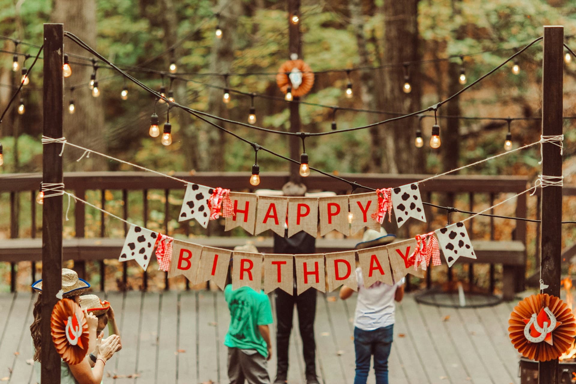 დაბადების დღის წვეულება ბავშვებით — „Happy Birthday" დეკორაცია, Emma Studio